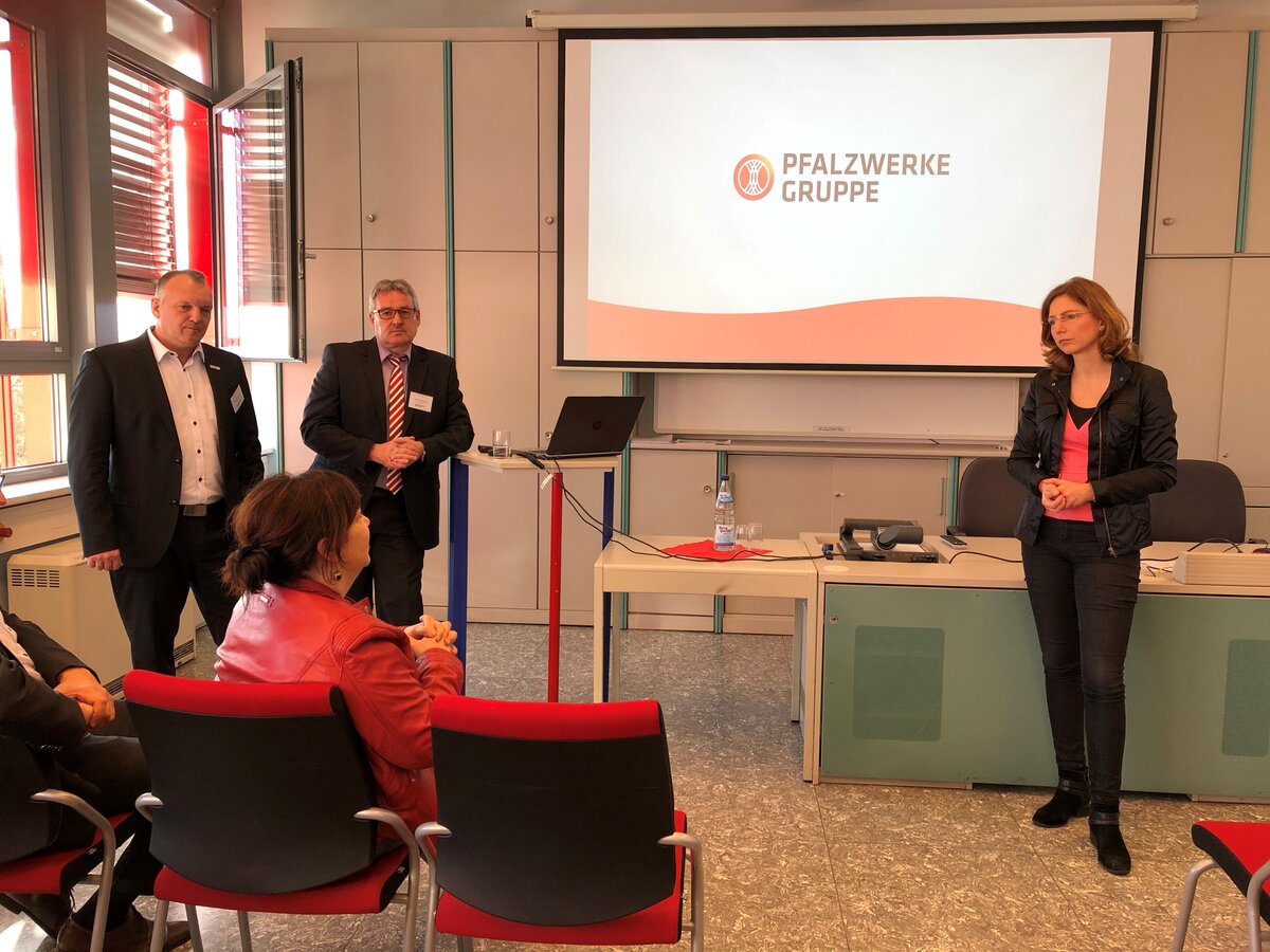 Ministerbesuch Sabine Baetzing-Lichtenthaeler mit Vorstand René Chassein, Ausbildungsleiter Stefan Winkler und Betriebsratsvorsitzende Heike Fried im Gespraech
