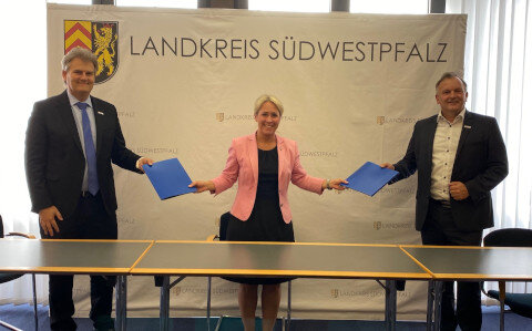 v.l.: Rainer Nauerz (Pfalzwerke); Dr. Susanne Ganster (Landrätin Kreis Südwestpfalz) und René Chassein (Pfalzwerke) 