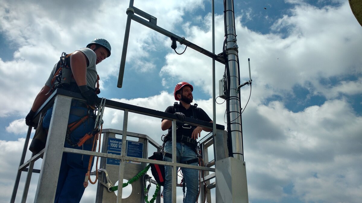 Männer bringen LoRaWAN Sensoren an Anbringung LoRaWAN Sensoren