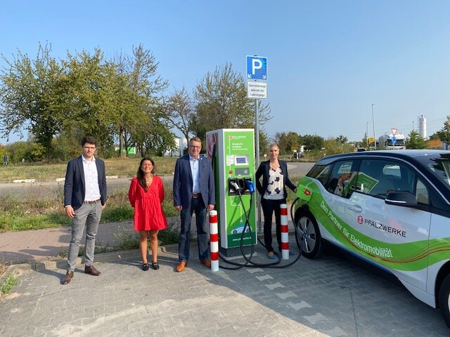 E-Mobilitaet Inbetriebnahme der Schnellladesaeule in Schwegenheim