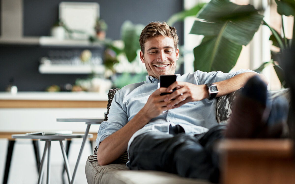 Online-Marketing Mann liegt auf Couch
