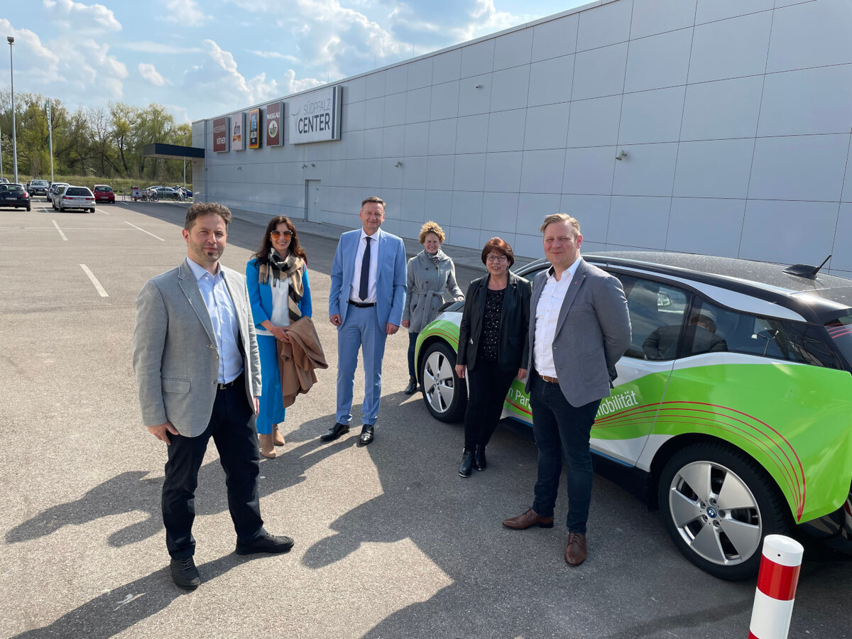 E-Auto an Ladesaeule, Modepark Rohrbach Ladesaeule Rohrbach