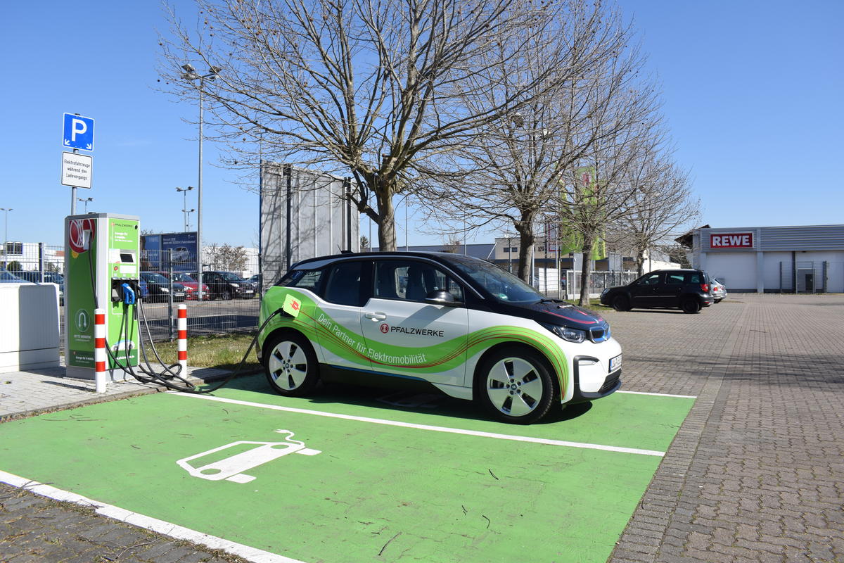 Pfalzwerke E-Auto läd an Ladesaeule, REWE Markt