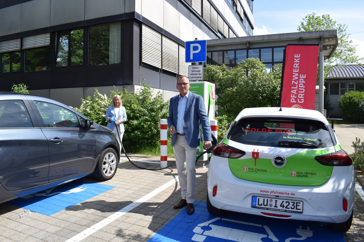 E-Auto an Ladesaeule in Pirmasens, mit Pfalzwerke Vorstandsmitglied Paul Anfang
