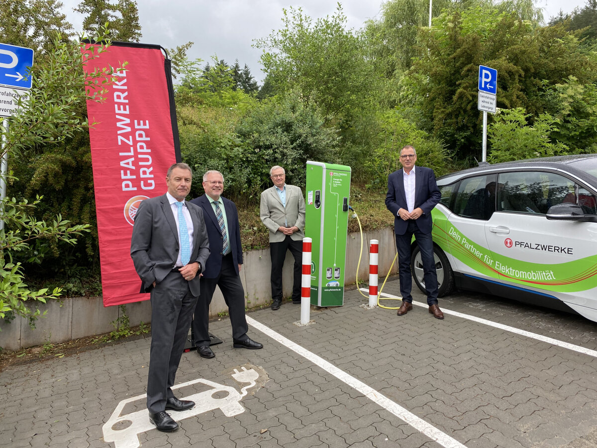 Ladesaeule E-Autos Lambrecht, mit Pfalzwerke Vorständen Dr. Werner Hitschler und Paul Anfang