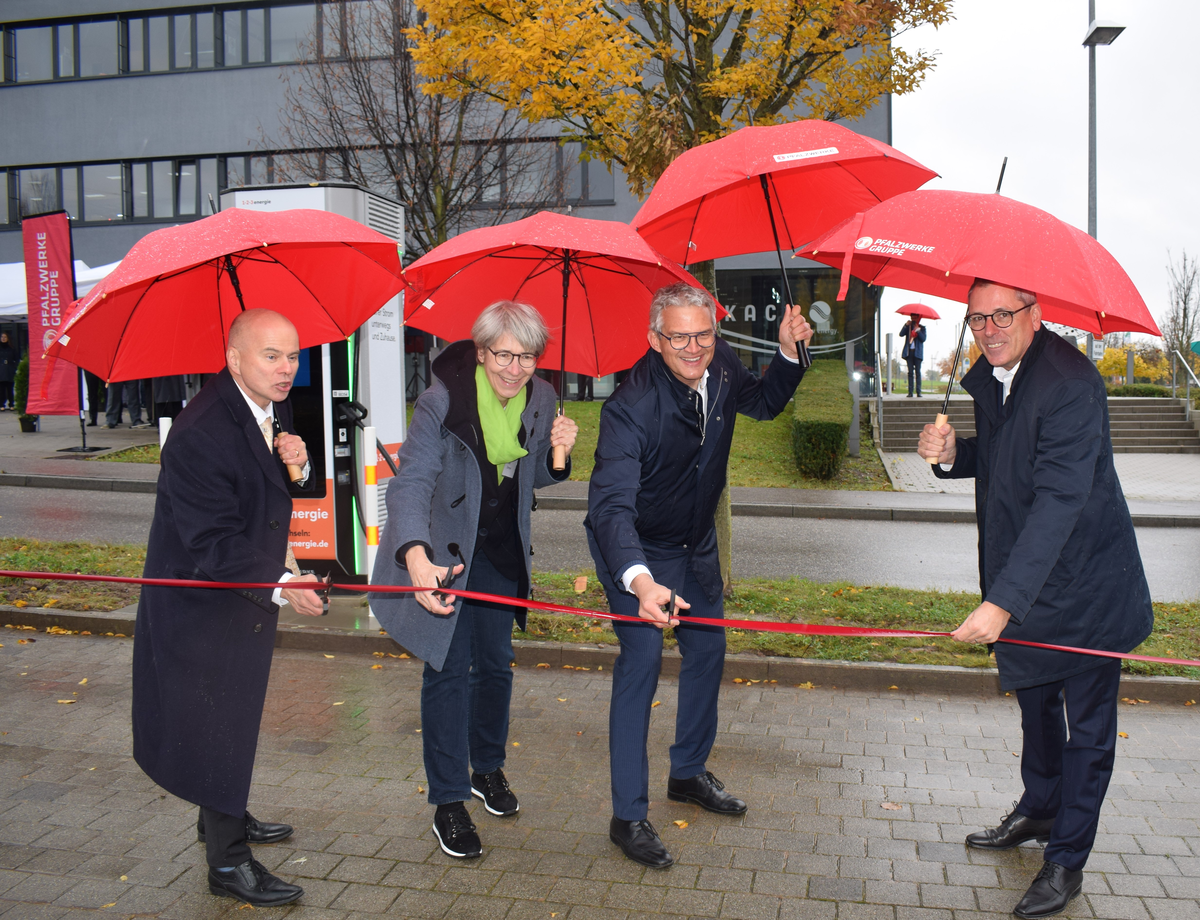 Das Bild zeigt Menschen bei der Inbetriebnahme des Ladeparks KACO Neckarsulm.