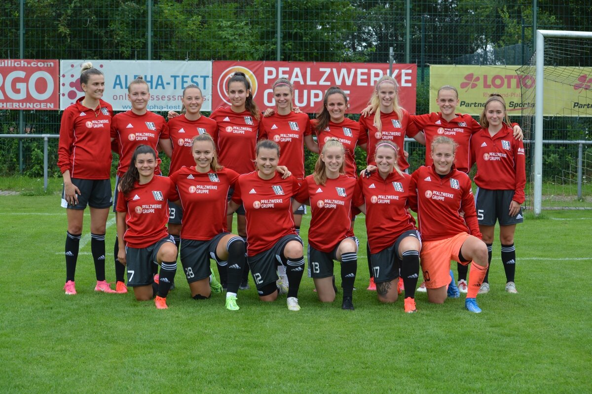 FFC Niederkirchen Mädchen-Fussballmannschaft auf Fussballfeld, FFC Niederkirchen