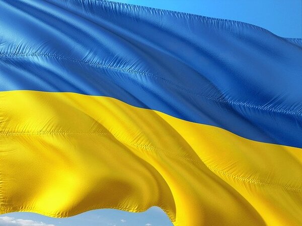 Das Bild zeigt die ukrainische Flagge. 