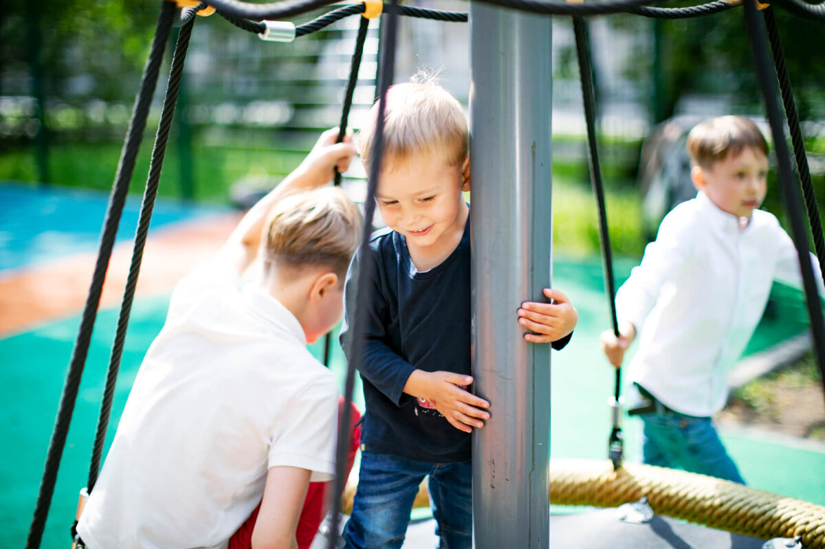 Spielende Kinder auf einem Spielplatz