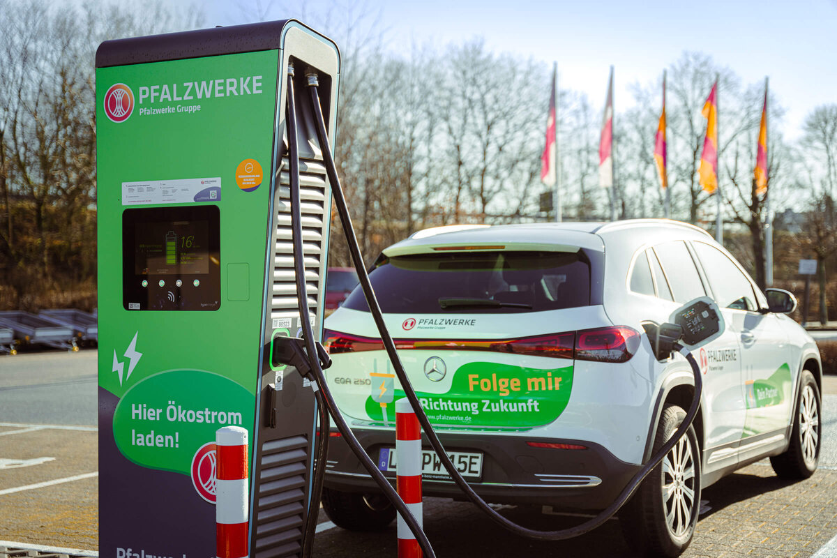 Auf dem Bild sieht man ein E-Auto an einer Ladesäule der Pfalzwerke. 