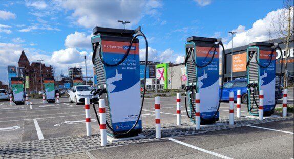 Das Bild zeigt 3 Ladesäulen der Pfalzwerke auf einem Parkplatz. 