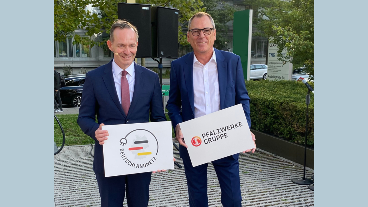 Das Bild zeigt Volker Wissing und Pfalzwerke-Vorstandsmitglied Paul Anfang.