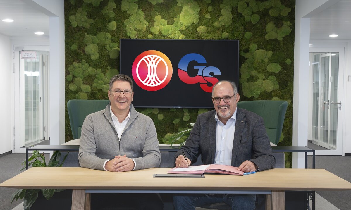 Marc Mundschau, Vorstandsmitglied Pfalzwerke AG, und Harald Ofenloch, Geschäftsführer GS Wärmesysteme, bei der Vertragsunterzeichnung.