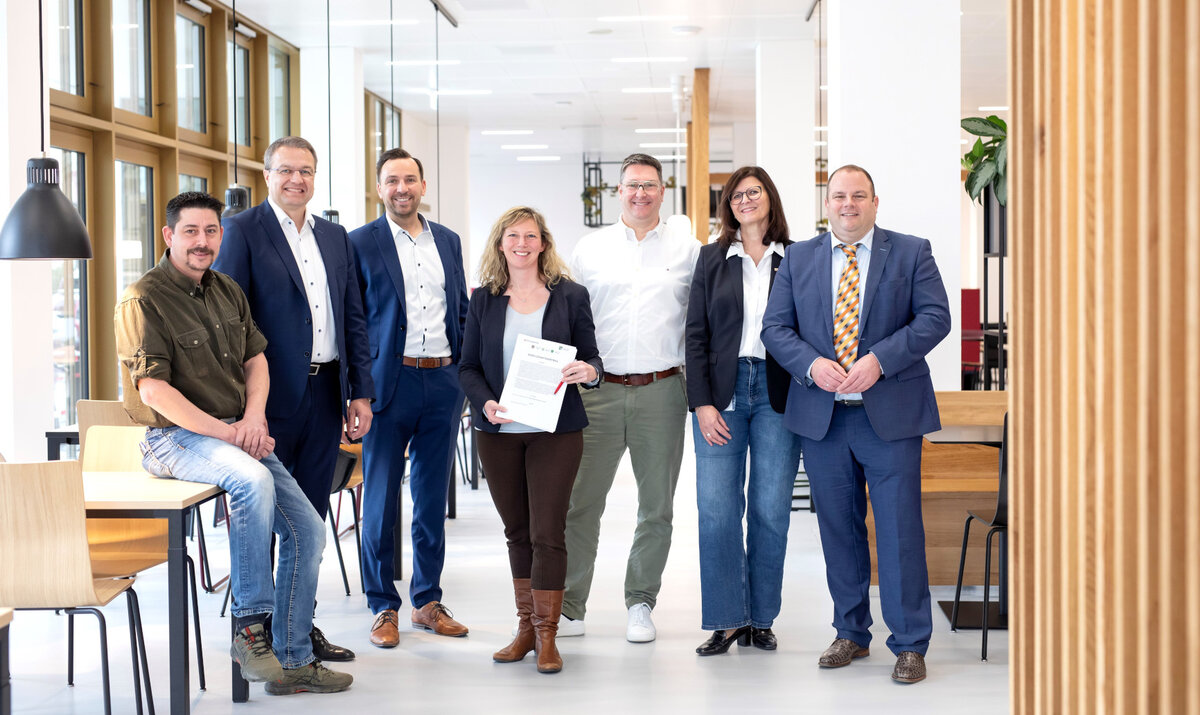 Alle Gesellschafter der Neue Energie Rheinauen GmbH gemeinsam nach der Unterzeichnung des neuen Vertrags.