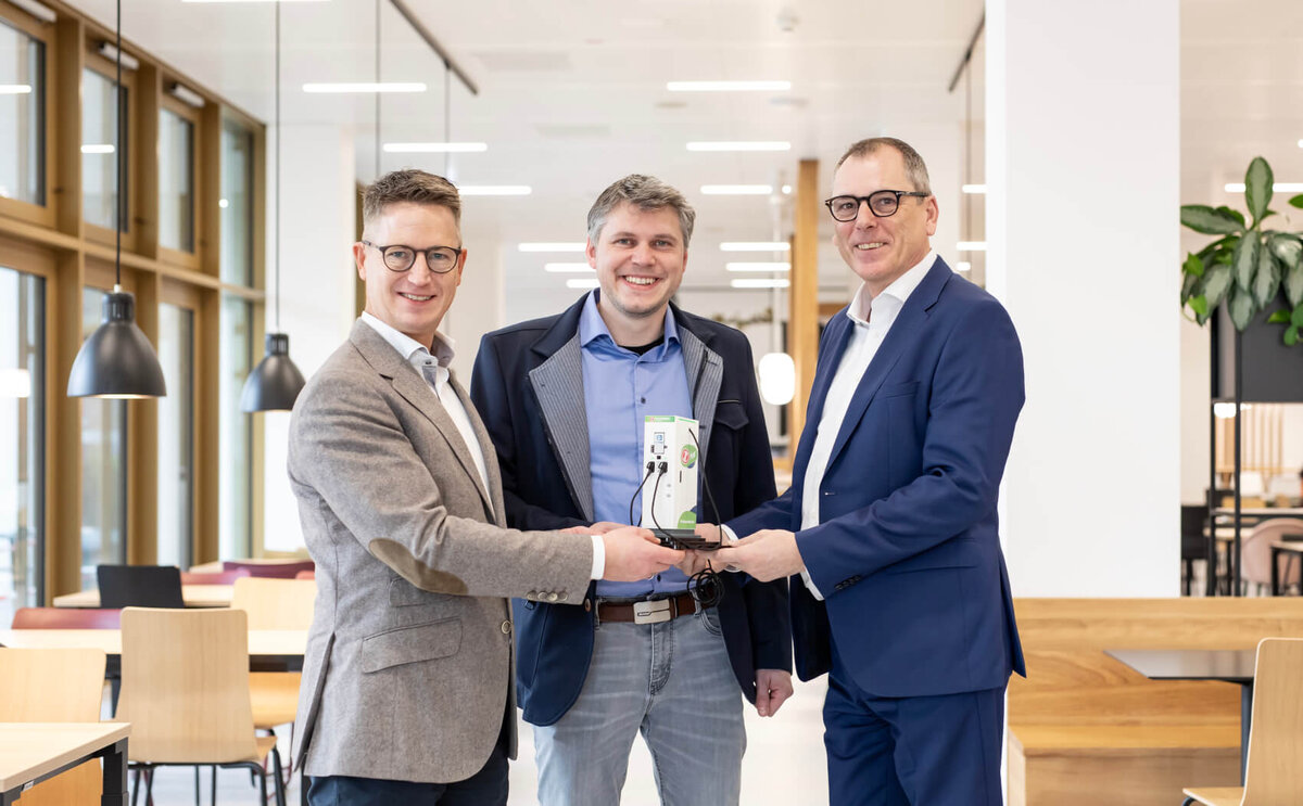 Das Bild zeigt von links Dr. Jens Winkler, Geschäftsführer bei EnerCharge, Roland Klauss, Unternehmensgründer und Geschäftsführer von EnerCharge sowie Paul Anfang, Pfalzwerke Vorstandsmitglied