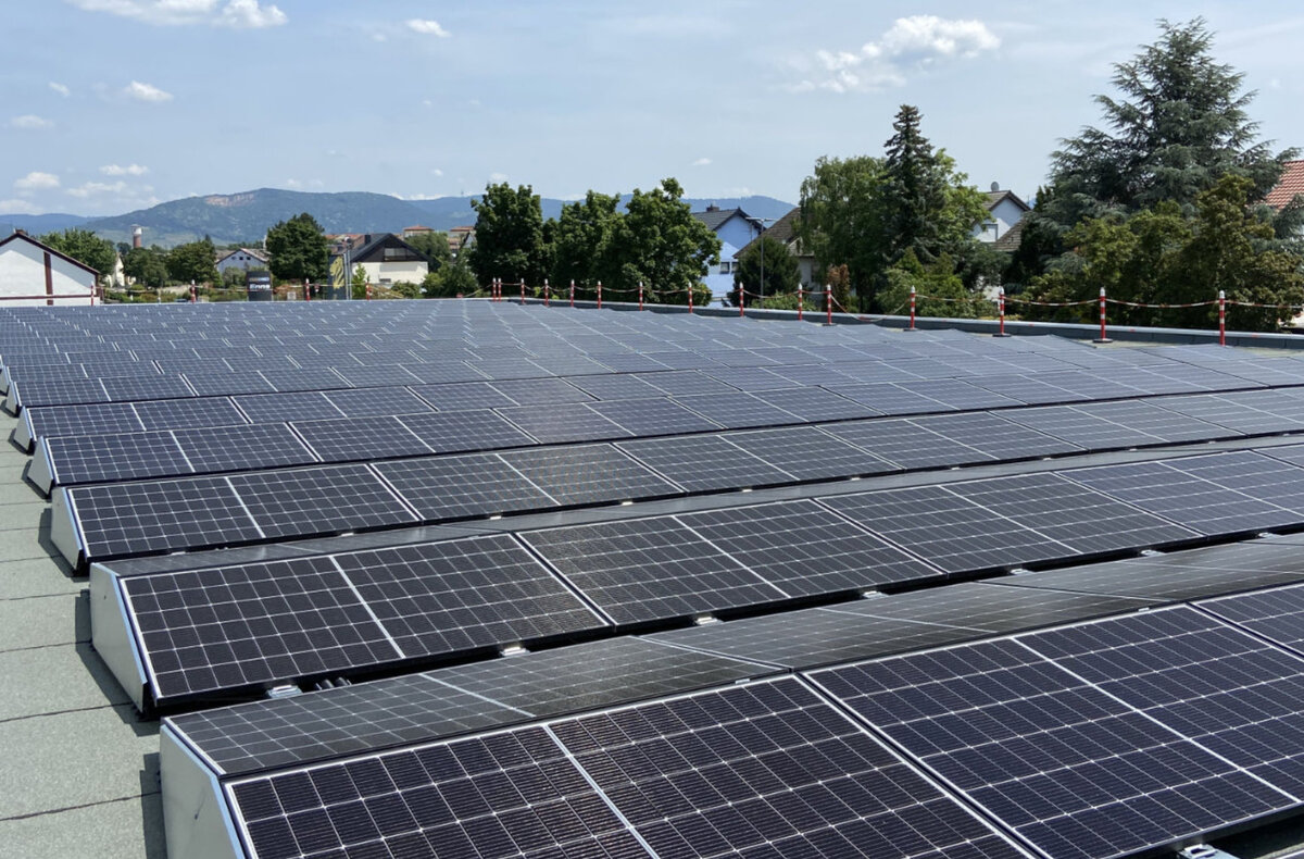 Das Bild zeigt eine Photovoltaikanlage auf einem Gebäudedach.