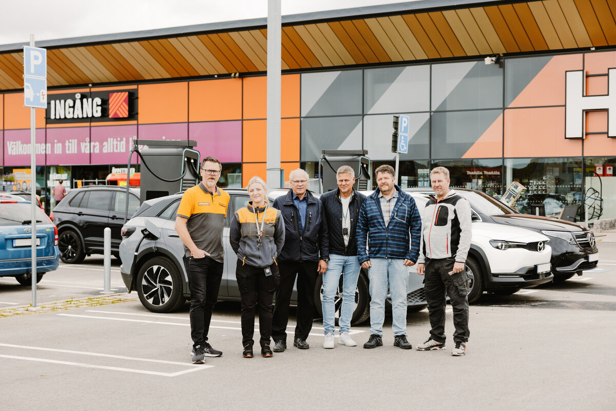 Das Bild zeigt 6 Männer auf dem Parkplatz von Hornbach in Kristianstad.
