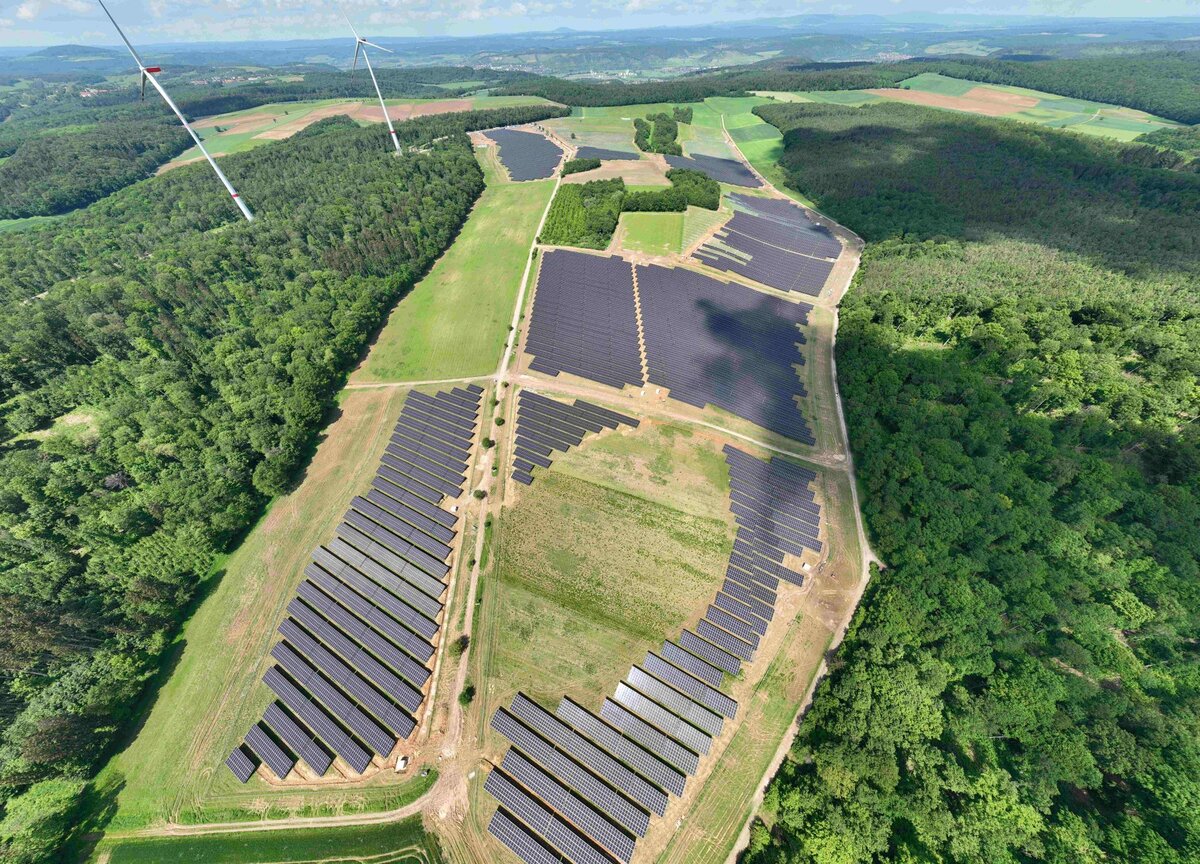 Das Bild zeigt den Solarpark Fuchsstadt aus der Vogelperspektive. 