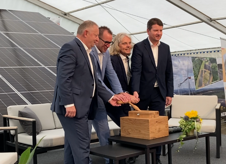 Das Bild zweit 4 Männer bei der symbolischen Inbetriebnahme des Solarparks. 