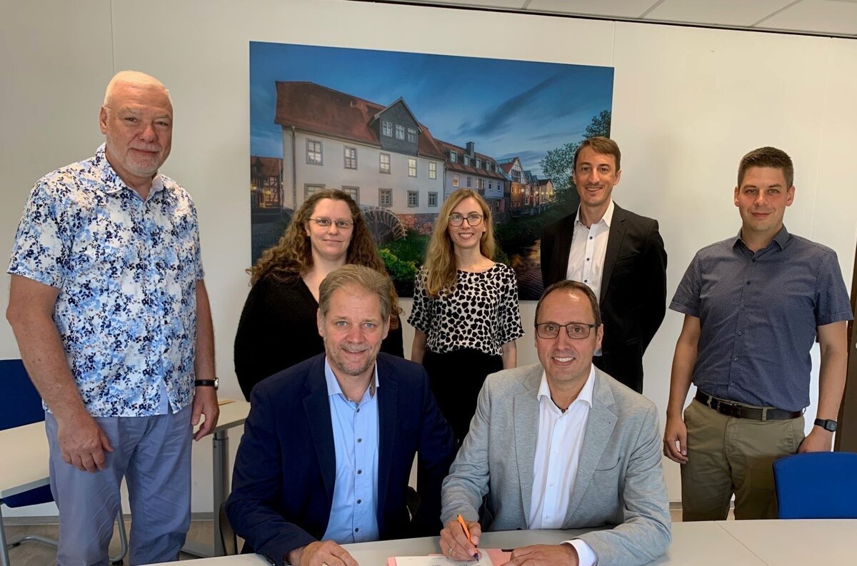 Bürgermeister Thorsten Eberhard und Witold Kreutz von den Pfalzwerken bei der Vertragsunterzeichnung im Rathaus Nidda. 