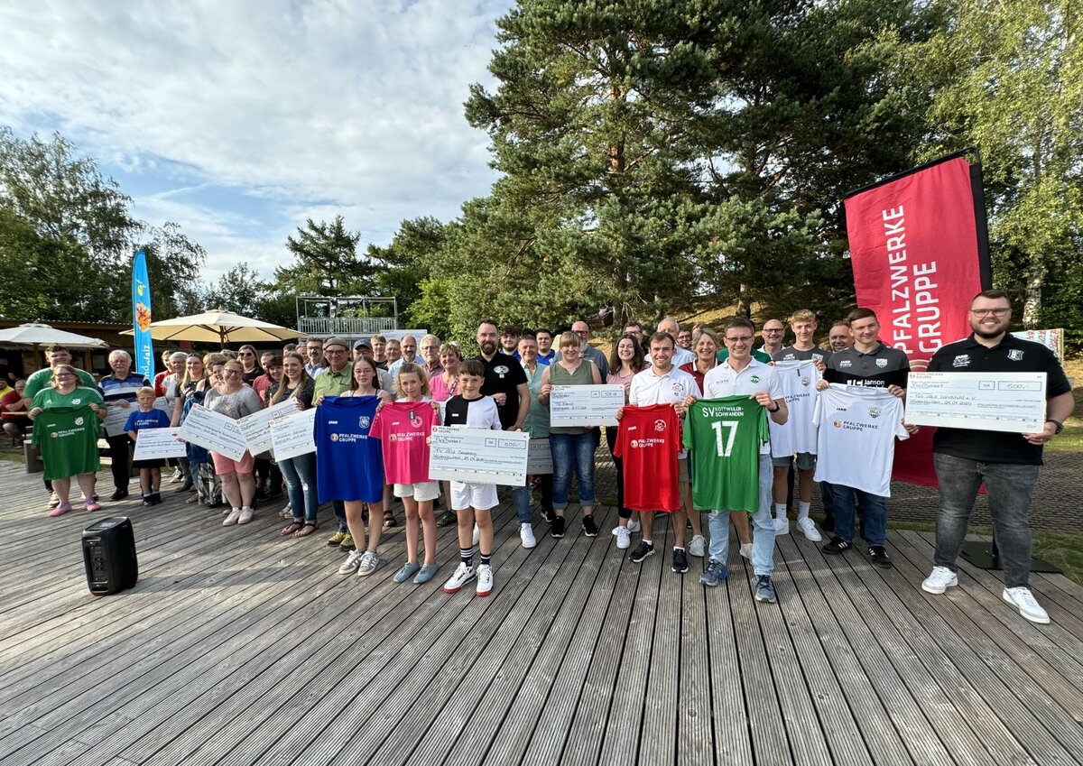 Gruppenbild: Alle Gewinner bei Gewinnübergabe in Kandel blicken in die Kamera. 