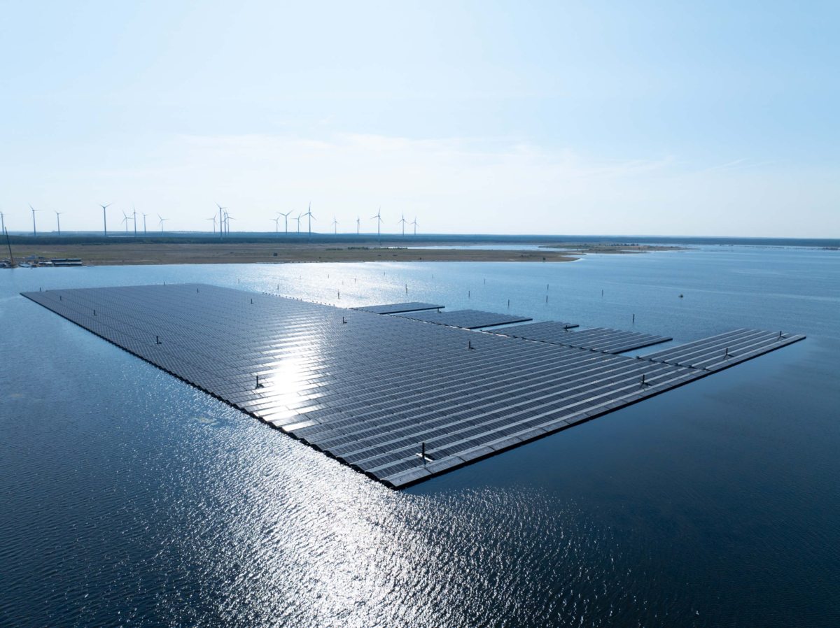 Das Bild zeigt eine Solaranlage auf der Cottbuser Ostsee.
