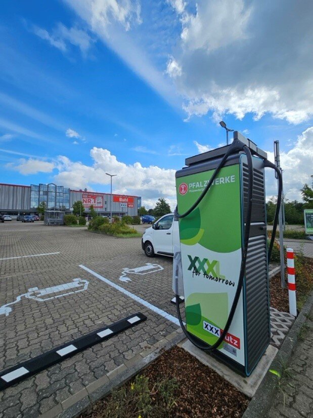 Wichtiger Meilenstein: Pfalzwerke realisieren den ersten gemeinsamen Schnellladepark mit den XXXLutz Möbelhäusern Pfalzwerke realisieren ersten gemeinsamen Schnellladepark mit XXXLutz Möbelhäusern