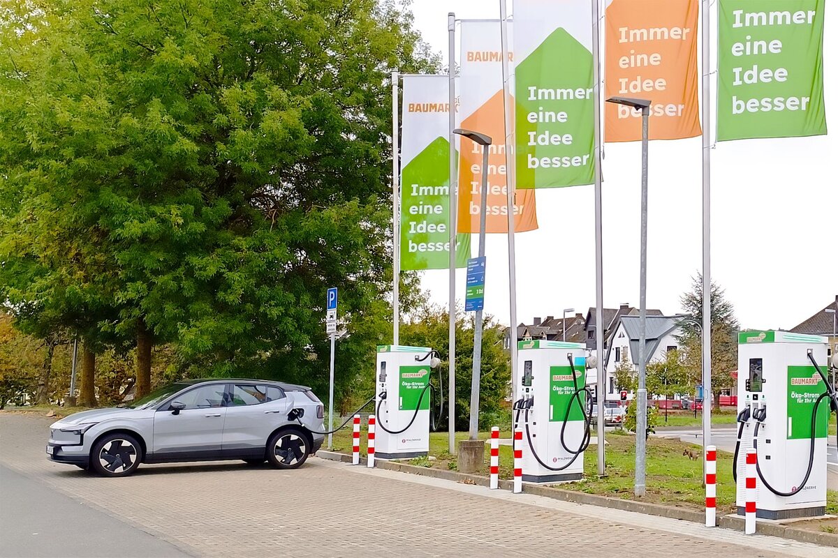 Ein Auto steht an einer Ladesäule an Schnellladepark bei Globus. 