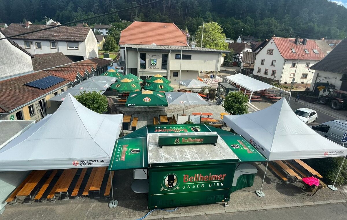 Das Bild zeigt Festzelte mit Pfalzwerke-Logo bei einem Gemeindefest. 
