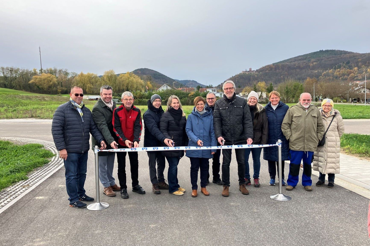 Das Bild zeigt eine Gruppe von Menschen bei der Durchtrennung des symbolischen roten Bandes für die Baufreigabe des Gewerbegebietes Klingenmünster.  