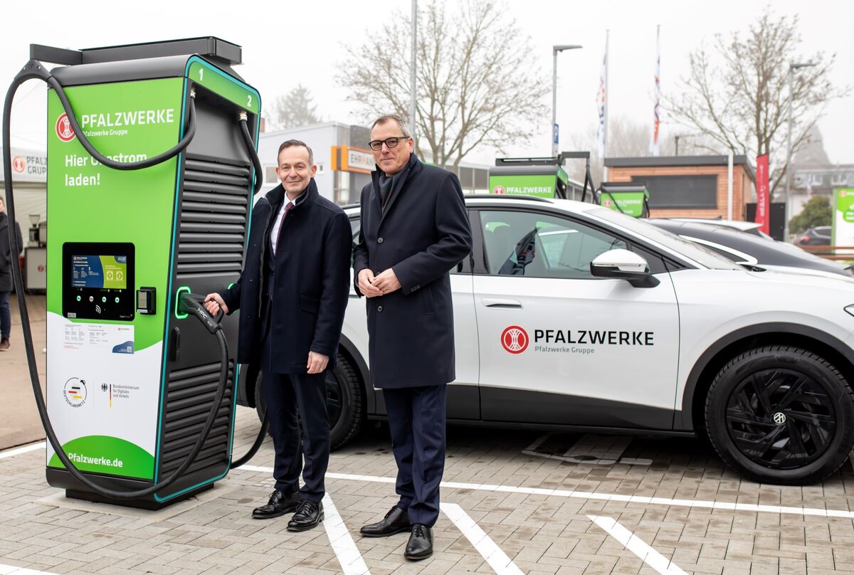 Dr. Volker Wissing und Paul Anfang, Vorstand Pfalzwerke, stehen an einer Ladesäule.  | © Dr. Volker Wissing und Paul Anfang, Vorstand Pfalzwerke, eröffnen Deutschlandnetz-Ladepark in Landau I Foto: Alexander Grüber