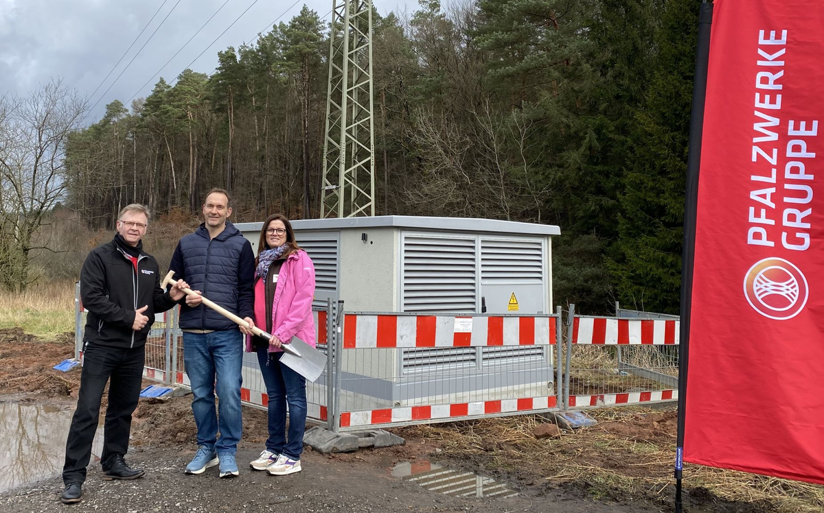 Spatenstich Hybrid-Schnelllade-Park der Pfalzwerke auf dem Ständenhof in Ruppertsweiler | © @ Pfalzwerke Symbolischer Spatenstich vor Trafostation leitet Baustart ein - auf dem Bild ist die Familie Berggötz sowie ein Pfalzwerke E-Mobilitätsexperte mit einem Spaten in der Hand zu sehen. | © @ Pfalzwerke