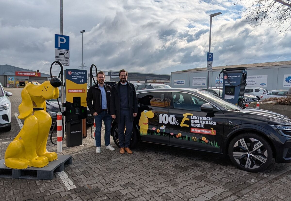 Pfalzwerke und das Futterhaus treiben gemeinsam E-Mobilitaet voran | © Pfalzwerke Zwei Projektverantwortliche der beiden Unternehmen präsentieren an einer Ladesäule vor Futterhaus-Markt die Kooperation zwischen Pfalzwerke und Das Futterhaus | © Pfalzwerke