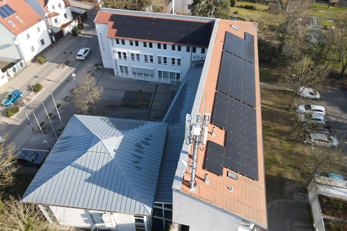 PV-Dachanlage auf dem Rathaus in Waldsee | © Neue Energien Rheinauen