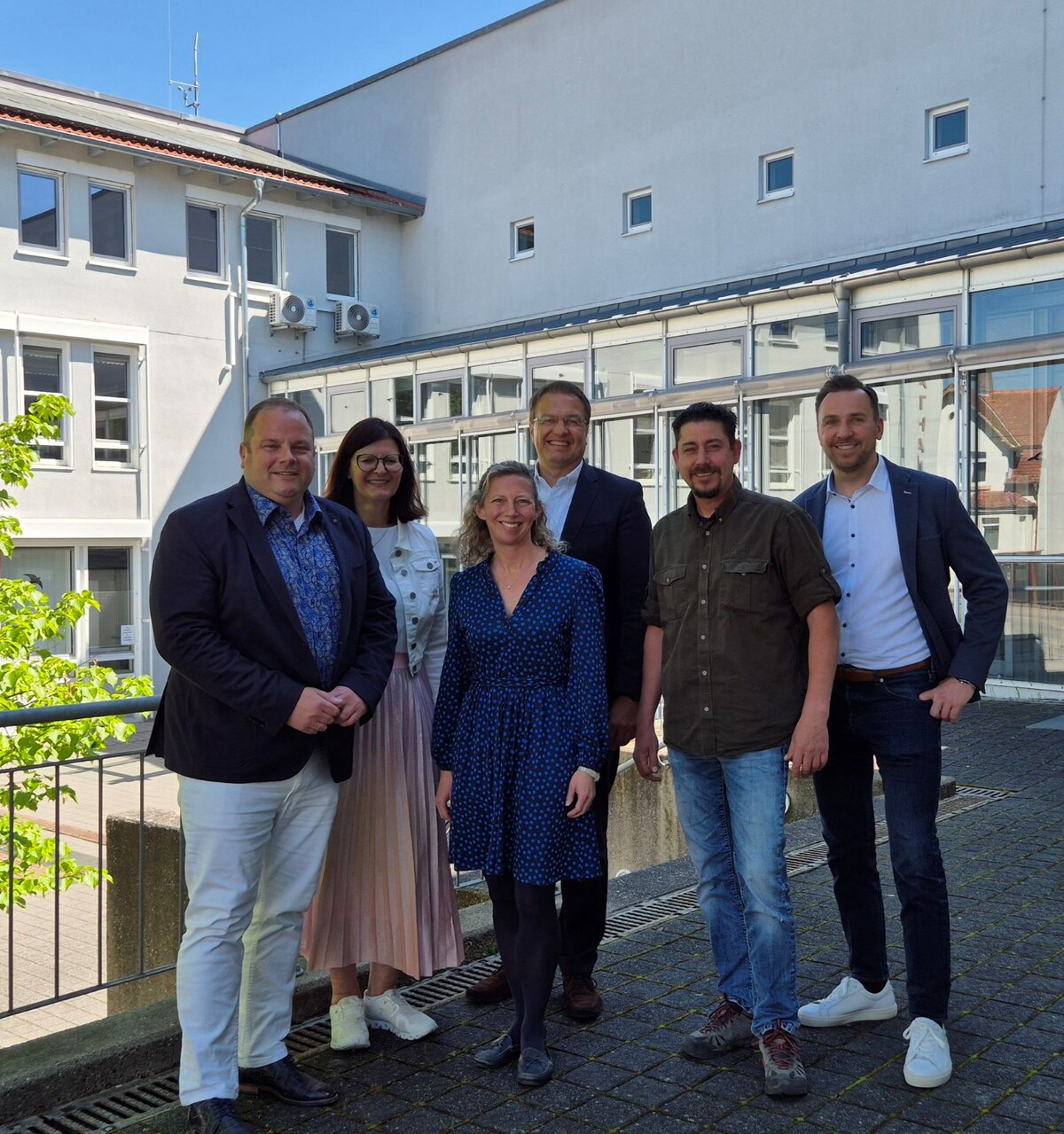Feierliche Einweihung der PV-Anlage mit den Bürgermeistern und Bürgermeisterin der Verbandsgemeinde sowie Gesellschaftern der Neue Energie Rheinauen GmbH. | © Neue Energien Rheinauen Feierliche Einweihung der PV-Anlage mit den Bürgermeistern und Bürgermeisterin der Verbandsgemeinde sowie Gesellschaftern der Neue Energie Rheinauen GmbH. | © Neue Energien Rheinauen