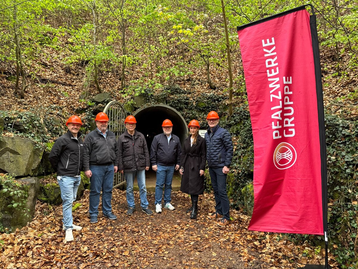 Uebergabe_Helme_Pfalzwerke_Bergbauerlebniswelt_Imsbach | © Pfalzwerke