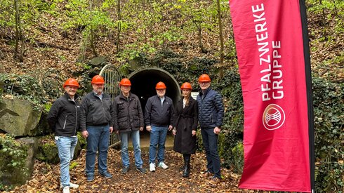 Sichere Erlebnisse im Stollen: Pfalzwerke unterstützen Bergbauerlebniswelt Imsbach mit Elektrikerhelmen für Besucherführungen | © Pfalzwerke