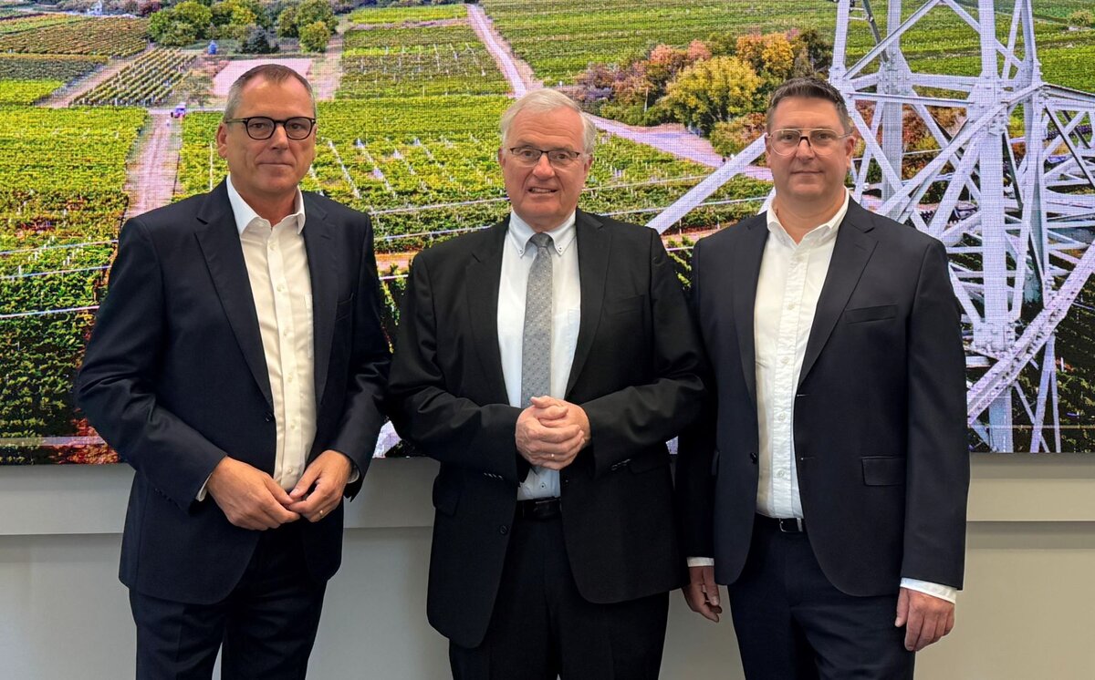 Theo Wieder, Vorsitzender des Aufsichtsrates Pfalzwerke (Mitte), mit den Pfalzwerke Vorständen Paul Anfang (links) und Marc Mundschau (rechts). | © Pfalzwerke Theo Wieder, Vorsitzender des Aufsichtsrates Pfalzwerke (Mitte), mit den Pfalzwerke Vorständen Paul Anfang (links) und Marc Mundschau (rechts). | © Pfalzwerke