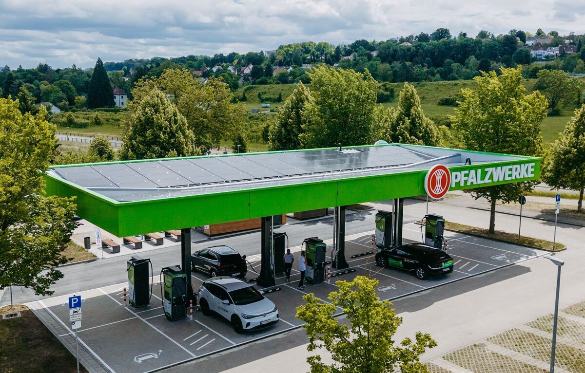 Deutschlandnetz-Schnellladepark Göppingen mit PV-Anlage Drohnenaufnahme | © Pfalzwerke I Daniel Gimmer Photography Deutschlandnetz-Schnellladepark Göppingen mit PV-Anlage Drohnenaufnahme | © Pfalzwerke I Daniel Gimmer Photography