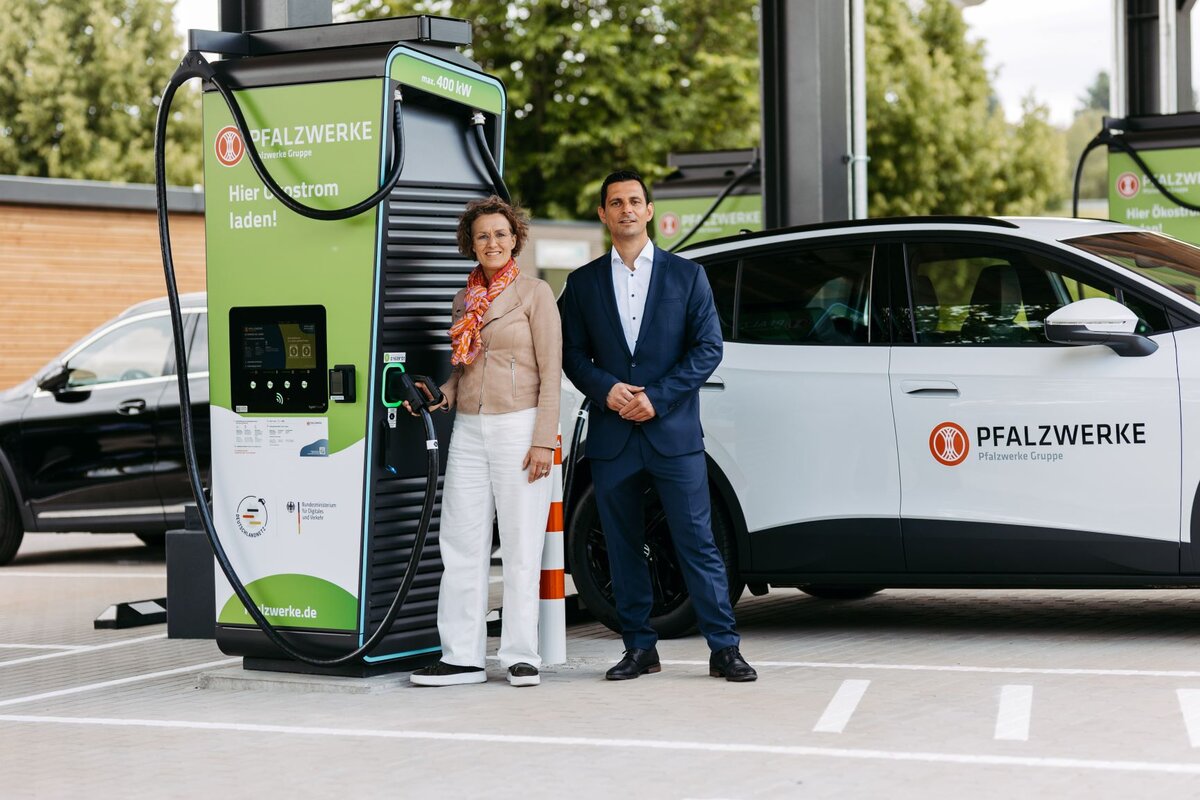 Eröffnung Deutschlandnetz Standort mit Bereichsleiter E-Mobility Florian Dommel und Baubürgermeisterin Eva Noller Göppingen | © Pfalzwerke I Daniel Gimmer Photography