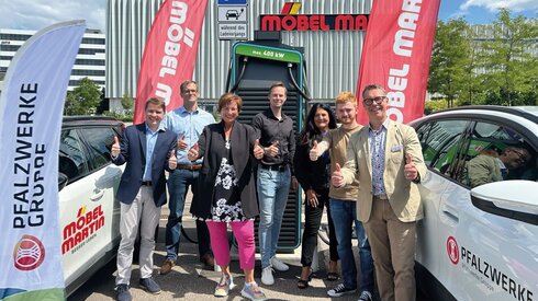 Pfalzwerke und Möbel Martin kooperieren für mehr öffentliche Ladeinfrastruktur 
