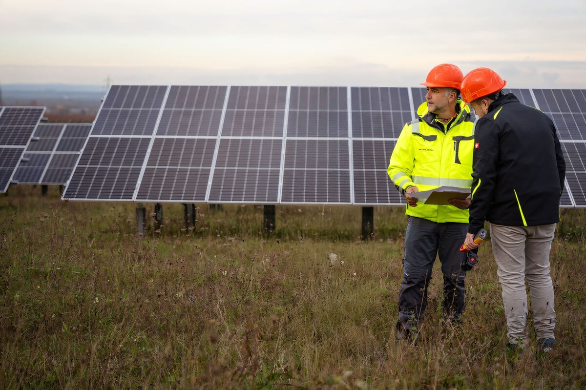 Zwei Planer vor einem PV-Park -Baustart in Hettenleidelheim - Bildnachweis Pfalzwerke Zwei Planer vor einem PV-Park -Baustart in Hettenleidelheim - Bildnachweis Pfalzwerke
