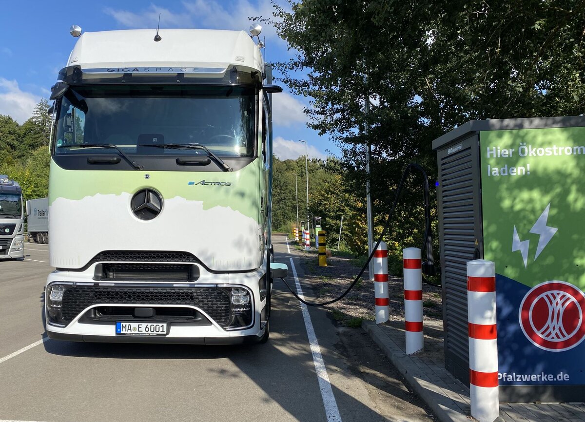  @Pfalzwerke: Der vollelektrische Mercedes Benz Truck eActros 600 - am neuen Hybrid-Ladepark der Pfalzwerke am Ständenhof in Ruppertsweiler