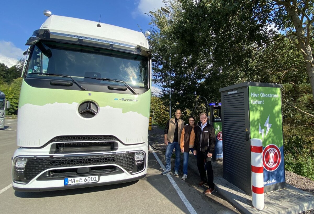 @Pfalzwerke: Eröffnung des ersten öffentlichen Hybrid-Schnellladeparks der Pfalzwerke am Ständenhof mit Beteiligten der Pfalzwerke und den Standortpartnern Familie Berggötz