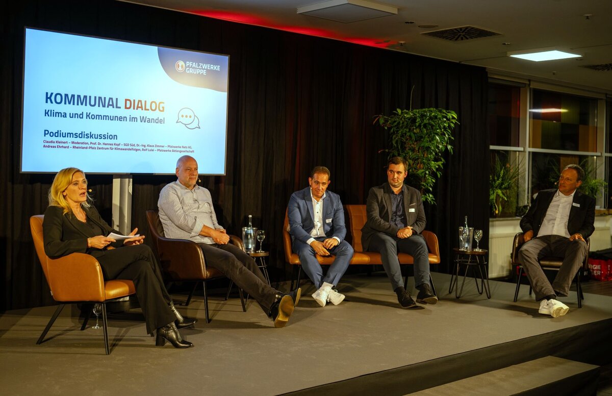 Teilnehmende der Podiumsdiskussion Kommunal Dialog. Bild: Pfalzwerke/openjar Teilnehmende der Podiumsdiskussion Kommunal Dialog. Bild: Pfalzwerke/openjar
