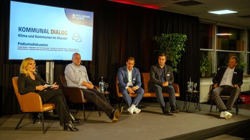 Teilnehmende der Podiumsdiskussion Kommunal Dialog. Bild: Pfalzwerke/openjar Klimawandel begegnen geht nur gemeinsam