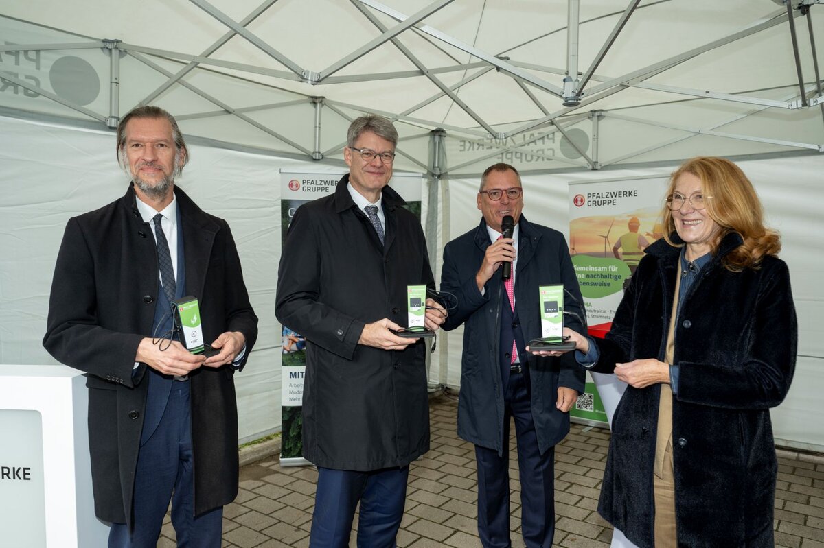 Übergabe Minilade-Stationen an Gäste in Homburg. Bild: Pfalzwerke/Manuela Meyer Übergabe Minilade-Stationen an Gäste in Homburg. Bild: Pfalzwerke/Manuela Meyer