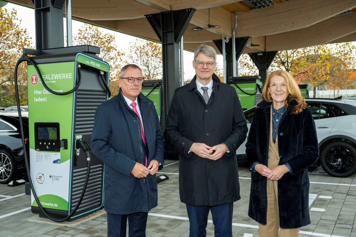 Paul Anfang, Vorstand Pfalzwerke, mit Bundesminister für Verkehr Patrick Schnieder und Petra Berg, Ministerin  Mobilität Saarland. Bild: Pfalzwerke/Manuela Meyer