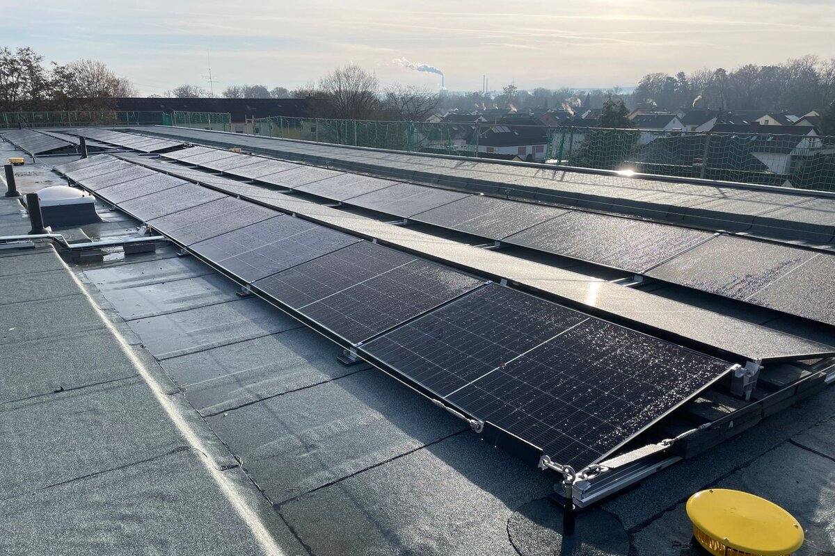 Dach-Photovoltaik-Anlage in Wörth. Bild: Neue Energie Wörth 