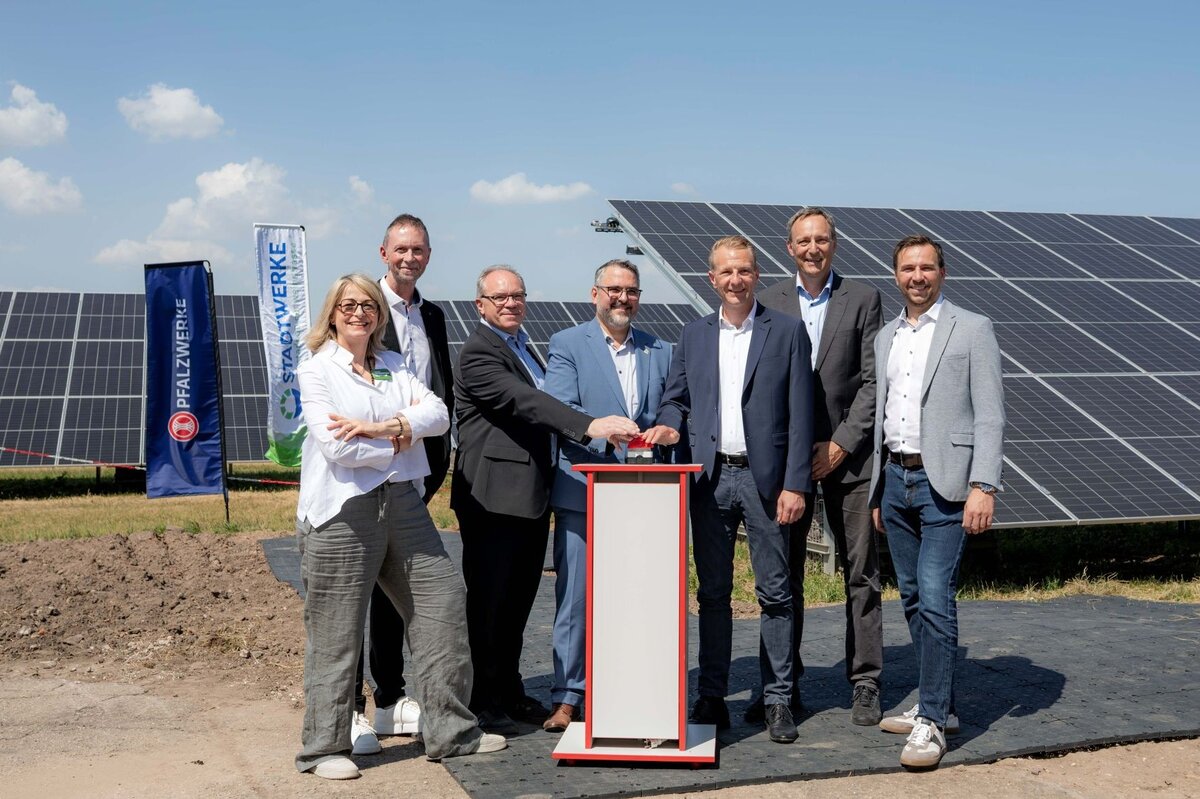 Pfalzwerke Vertreter und politische Gäste nehmen Solarpark wieder in Betrieb. Foto: Pfalzwerke/Alexander Grüber
